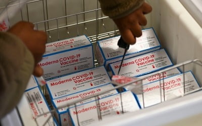EU, 모더나 코로나19 백신 3억회분 추가 구매 계약 승인 