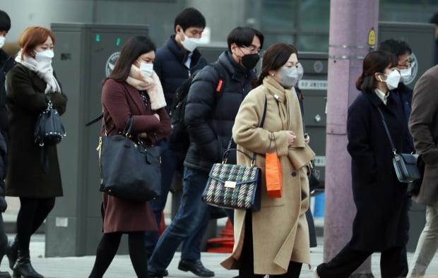 서울 종로구 세종로 네거리에서 시민들이 두꺼운 외투를 입고 출근하고 있다.(사진=뉴스1)