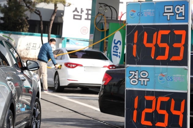 6일 한국석유공사 유가정보서비스 오피넷에 따르면 2월 첫째 주(2월 1~4일) 전국 주유소 휘발유 평균 판매 가격은 전주보다 1.5원 상승한 L당 1452원을 기록했다. 사진=뉴스1