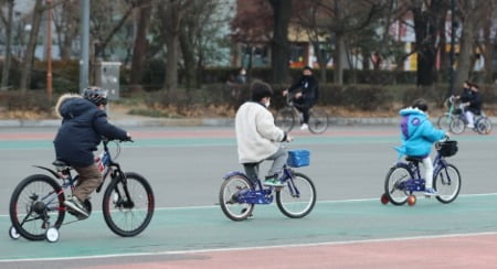 전국 흐리고 낮기온 포근…제주 오후 눈·비