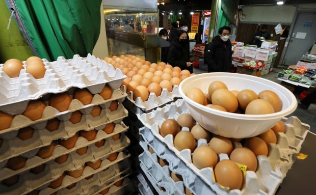 서울 마포구 망원시장의 한 가게에서 계란을 판매하고 있다. 사진=뉴스1