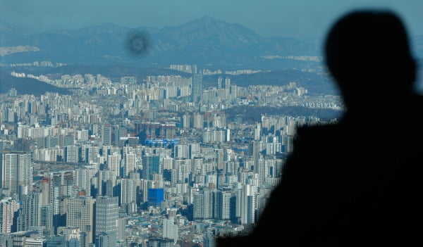 서울 중구 남산서울타워에서 바라 본 도심 아파트 일대/사진=뉴스1