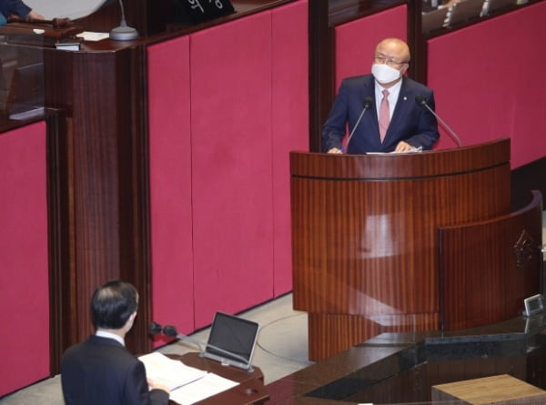 김희국 국민의힘 의원이 5일 오후 서울 여의도 국회 본회의장에서 열린 제384회국회(임시회) 제5차 본회의에서 변창흠 국토교통부 장관에게 경제에 관한 질문을 하고 있다. /사진=뉴스1