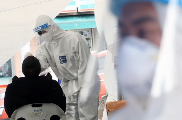 서울 성북구청 바람마당에 설치된 임시선별진료소를 찾은 시민들이 신종 코로나 바이러스 감염증(코로나19) 검사를 받고 있다. /사진=뉴스1