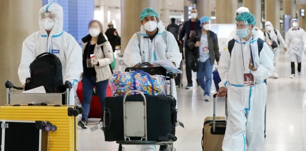 인천국제공항 제1여객터미널을 통해 방역복 차림의 여행객들이 해외에서 입국하고 있다. 사진=뉴스1
