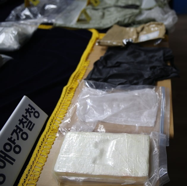남해지방해양경찰청은 지난 1월 19일 부산신항에 입항한 아프리카 라이베리아 국적 14만t급 컨테이너선 A호에서 코카인 35㎏을 발견, 압수했다고 6일 밝혔다. 사진=뉴스1