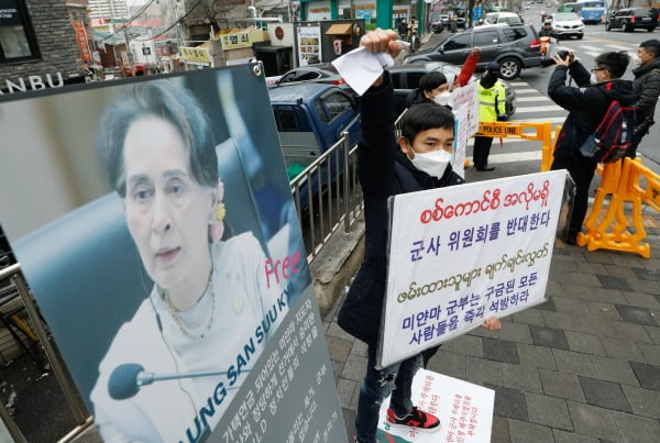 재한미얀마인들이 6일 서울 성동구 미얀마대사관 국방 및 해군, 공군 무관부 인근에서 미얀마 군부 쿠데타 반대와 민간 정부 정권 이양 촉구 집회를 열고 있다. 사진=뉴스1