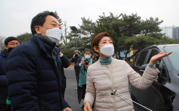 나경원 국민의힘 서울시장 예비후보와 금태섭 무소속 예비후보가 지난 14일 서울 남산 둘레길을 걸으며 대화하고 있다.  /사진=뉴스1