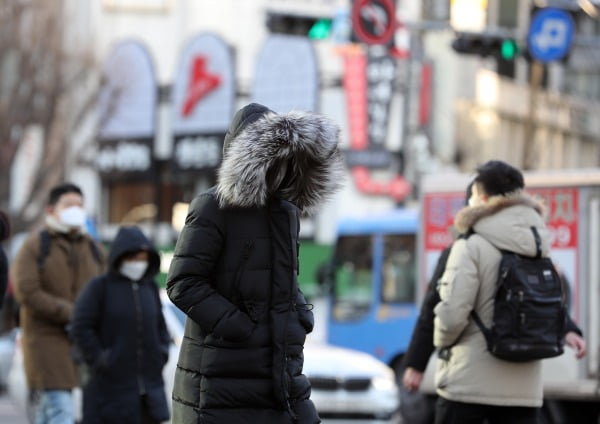 서울 아침기온이 영하 10도까지 떨어지며 한파가 찾아온 지난 17일 오전 서울 세종대로 광화문사거리에서 출근길 시민들이 발걸음을 재촉하고 있다/사진=뉴스1