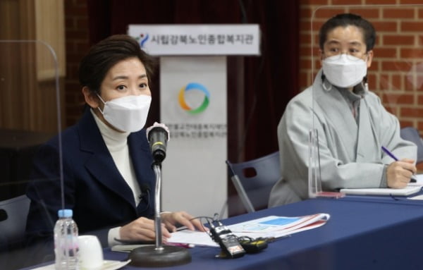 나경원 국민의힘 서울시장 예비후보가 18일 서울 강북구 시립 강북노인종합복지관을 방문해 복지사들과 간담회를 하고 있다. /사진=뉴스1