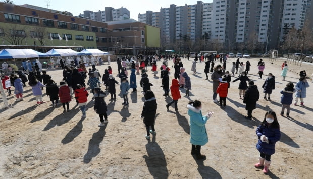 18일 오전 울산시 중구 한 초등학교 운동장에 마련된 임시 선별진료소에서 1~4학년 학생들과 교직원 등을 대상으로 신종 코로나바이러스 감염증(코로나19) 전수 검사가 이뤄지고 있다. 사진=뉴스1