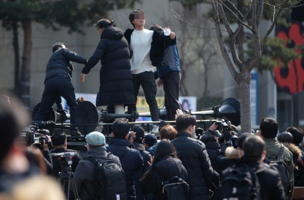 고(故) 백기완 통일문제연구소장의 영결식이 열린 19일 오후 서울 중구 서울광장에서 한 시민이 차량에 올라가 신종 코로나바이러스 감염증(코로나19) 방역수칙을 지키지 않고 영결식을 진행한다며 경찰과 조문객들에게 항의하고 있다. 사진=뉴스1