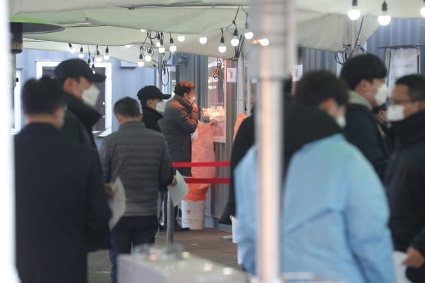 서울역 임시선별진료소에서 시민들이 코로나19 검사를 위해 대기하고 있다. /사진=뉴스1