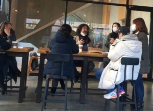 앞선 1월 김어준 씨와 TBS 직원 등 7명이 마포구 내 한 카페에서 마스크를 내린 채 얘기를 나누는 모습이 사진에 찍혔 /사진=온라인 커뮤니티 갈무리. 