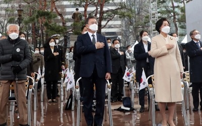 문 대통령, 홍범도 장군 아내와 아들에게 건국훈장 수여