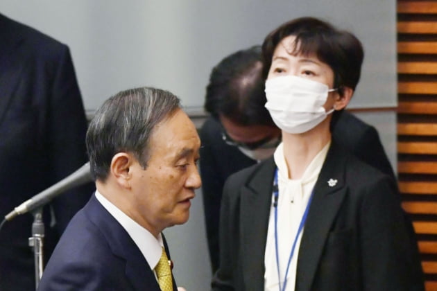 야마다 마키코(오른쪽) 일본 내각공보관과 스가 요시히데 총리/사진=AP