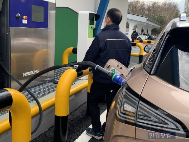 2일 방문한 양재 수소충전소. 한 넥쏘 차량이 충전하고 있다./ 사진=신현아 한경닷컴 기자