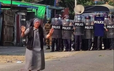 "멈춰달라" 수녀 읍소에…'무차별 살상' 미얀마 군경도 총 내려놨다