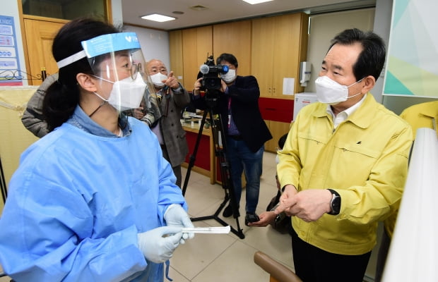 정세균 국무총리가 3일 서울 중구보건소를 방문해 코로나19 접종 현장 참관을 한 뒤 의료진과 주사기에 대해 이야기를 나누고 있다. 2021. 3. 3
/허문찬기자  sweat@hankyung.com