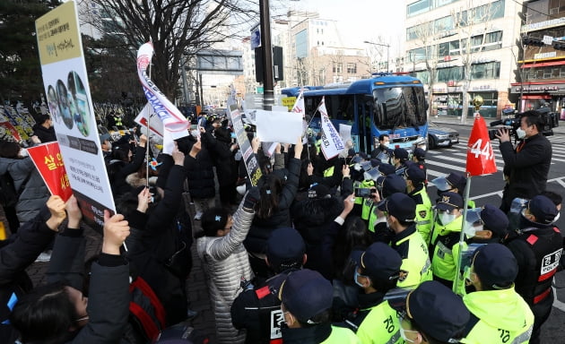 "정인이 양모, 차에 아이 수시간 혼자 둬"…이웃주민 증언 