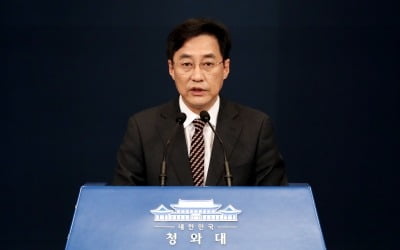 문 대통령 "국토부·LH 근무자·가족 토지거래 전수조사하라"