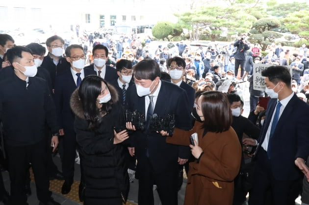 3일 대구고검을 찾아 취재진의 질문에 답하고 있는 윤석열 검찰총장. 뉴스1