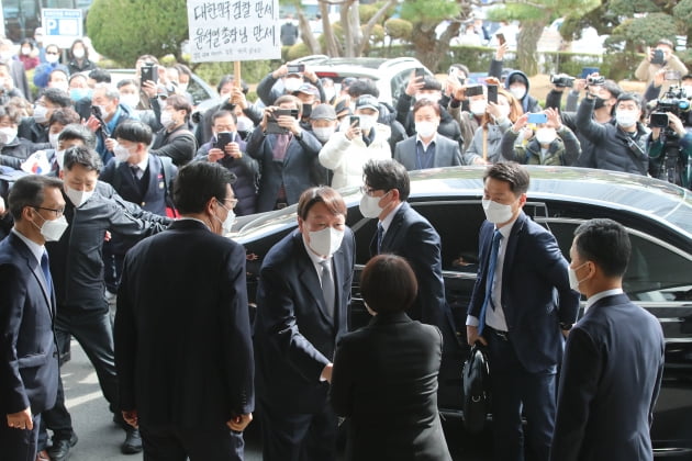 윤석열 "국민 올바른 판단하도록 설명하는 게 공직자 도리"