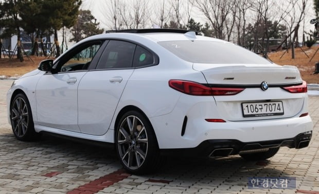 BMW M235i X드라이브는 뒷모습도 BMW 특유의 스포티한 분위기를 풍긴다. 사진=오세성 한경닷컴 기자