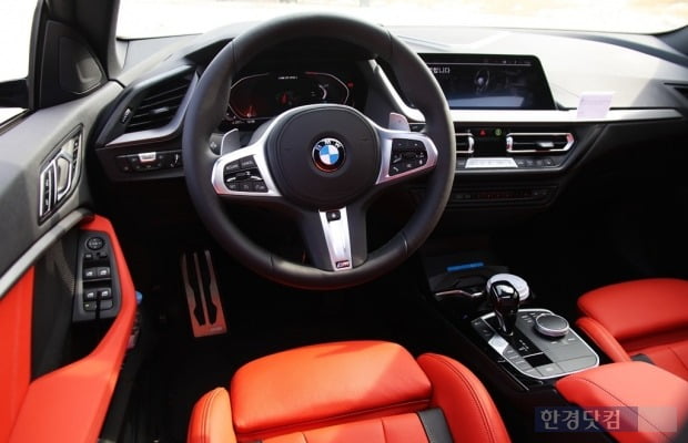 BMW M235i X드라이브 실내 모습. BMW의 최신 인테리어를 따르고 있다. 사진=오세성 한경닷컴 기자 