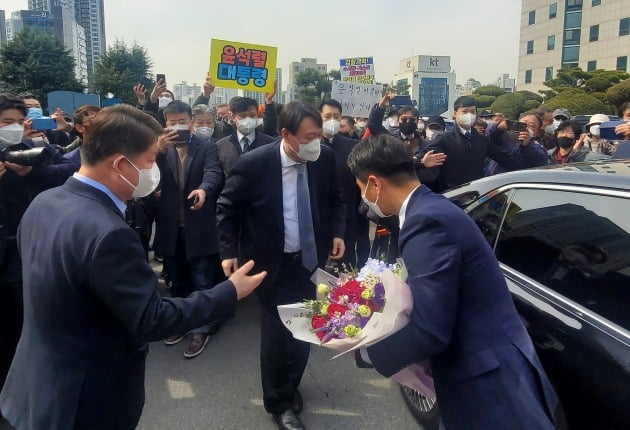 윤석열 검찰총장이 3일 오후 직원과의 간담회를 위해 대구고검과 지검을 방문한 자리에서 권영진 대구시장과 인사를 나누고 있다. 2021.3.3 [사진=연합뉴스]