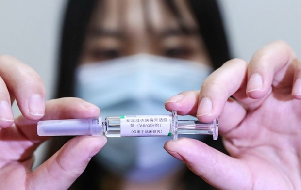 중국 국유 제약회사 시노팜(중국의약집단)의 코로나 백신 샘플. 사진=신화사 캡처