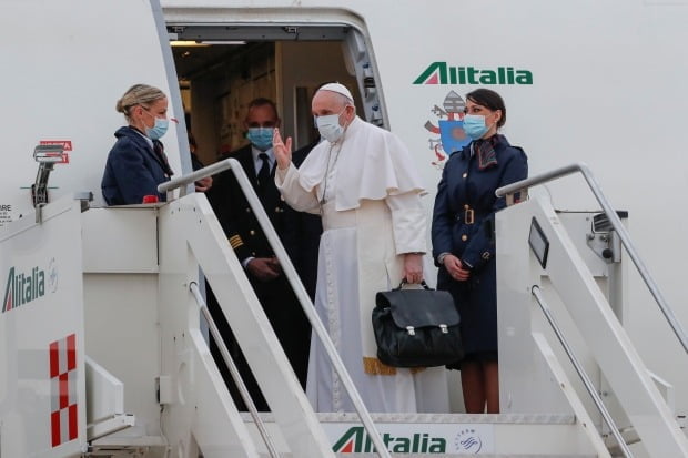프란치스코 교황이 5일(현지시간) 이탈리아 로마의 레오나르도 다빈치-피우미치노 공항에서 이라크행 비행기에 오르며 환송객들에게 손을 흔들어 인사하고 있다/사진=로이터
