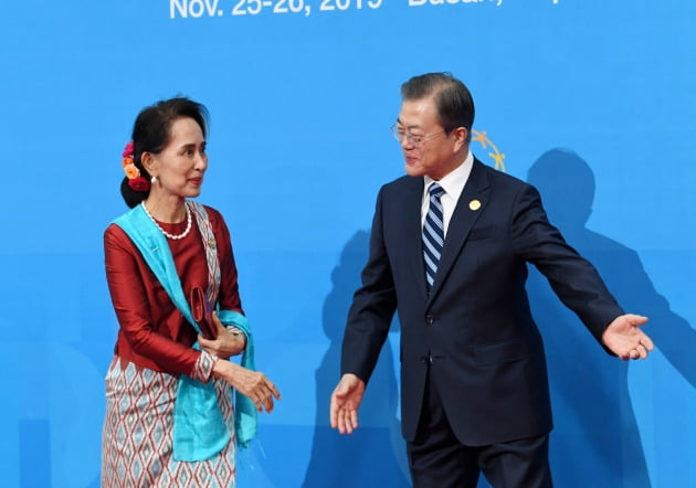 문 대통령, 미얀마 군부에 亞 정상 첫 강경 비판 "폭력진압 멈춰라"
