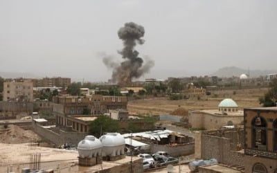 사우디 "예멘 후티 반군 거점에 폭격…미국 탓도 있어"