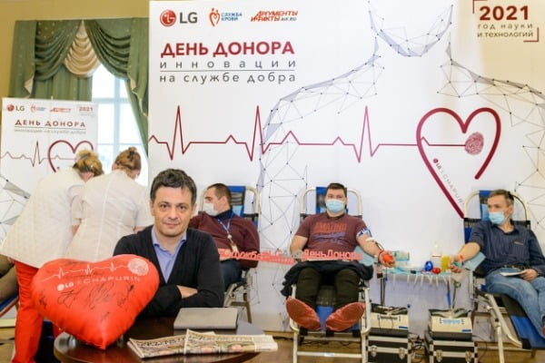LG전자가 최근 러시아 모스크바에서 현지 주요 출판사인 ‘Arguments & Facts’와 함께 헌혈캠페인을 진행했다. 양사는 러시아 지역사회에 헌혈이 소중한 생명을 살리는 데 도움이 된다는 것을 널리 알리고 수혈이 필요한 환자들에게 도움이 되고자 이번 행사를 마련했다/사진제공=LG전자