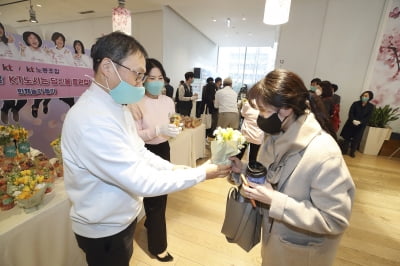 구현모 KT 대표, '여성의 날' 기념 직원들에게 꽃 전달