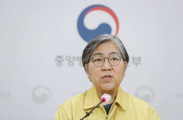 정은경 중앙방역대책본부장(질병관리청장)이 8일 오후 충북 청주시 질병관리본부에서 신종 코로나바이러스 감염증(코로나19) 국내 발생 현황 및 확진 환자 중간조사 결과 등 정례브리핑을 하고 있다. 사진=연합뉴스