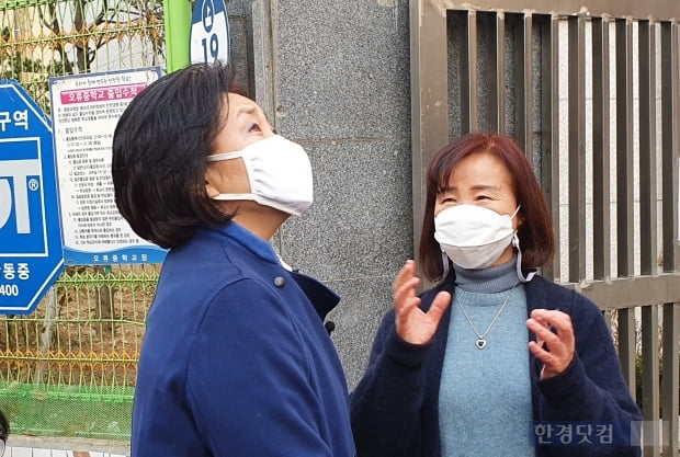 박영선 더불어민주당 서울시장 후보가 9일 오전 서울 구로구 오류중학교를 방문해 홍제남 교장과 대화하고 있다. 사진=김수현 한경닷컴 기자