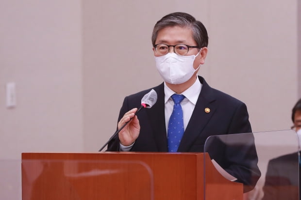 변창흠 국토교통부 장관이 9일 오후 서울 여의도 국회에서 열린 국토교통위원회 전체회의에서 현안보고를 하고 있다. 사진=연합뉴스