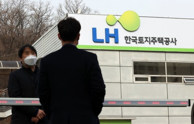 경기남부경찰청 반부패경제범죄수사대가 'LH임직원 신도시 투기' 의혹 수사와 관련해 LH 본사 등에 대해 압수수색을 진행한 9일 오전 경기 광명 한국토지주택공사(LH) 광명시흥사업본부 모습. 2021.3.9 [사진=연합뉴스]