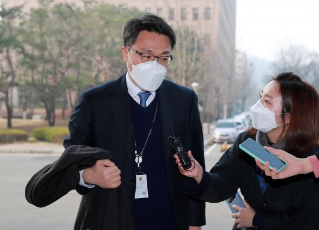 11일 오전 경기도 정부과천청사로 출근하는 김진욱 고위공직자범죄수사처장. 뉴스1