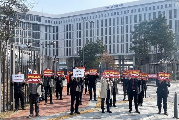 전시컨벤션, 이벤트 등 마이스 분야 10여개 협회와 단체가 11일 오전 세종정부청사 보건복지부와 서울 청와대 앞에서 '코로나 피해 보상' '행사 방역기준 현실화' '긴급 경영자금 지원' 등 정부 종합대책 마련을 촉구하는 셔틀 시위를 벌였다.  / 한국전시주최자협회 제공