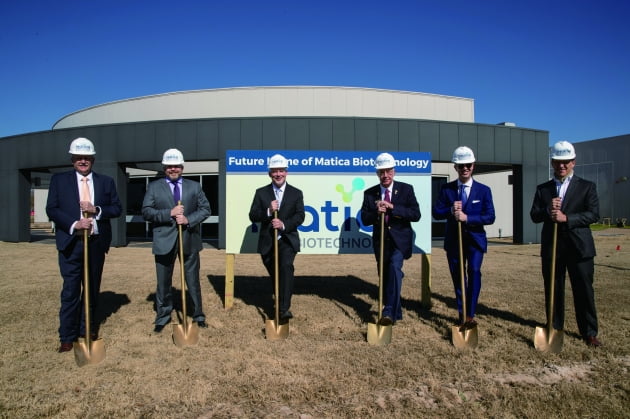 차바이오텍의 미국 자회사인 마티카바이오테크놀로지 임원진이 지난달 23일 미국 텍사스에서 열린 생산시설 기공식에 참석해 기념촬영하고 있다.