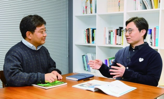 인공지능 기반 신약 개발사 스탠다임의 김진한 대표(오른쪽)를 곽상훈 에이티넘인베스트먼트 전무가 만났다. / 사진=강은구 기자