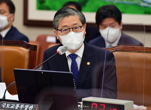 변창흠 국토교통부 장관이 12일 국회에서 열린 국토교통위원회 전체회의에서 의원들의 질의에 답하고 있다. /뉴스1