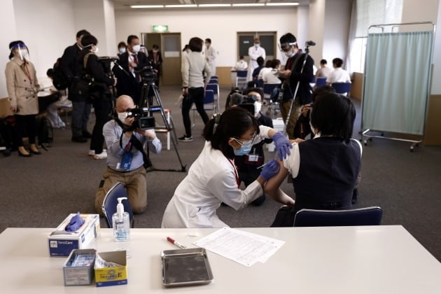 일본 도쿄의료원 의료진이 2월 17일 코로나19 백신을 접종하고 있다/사진=AP
