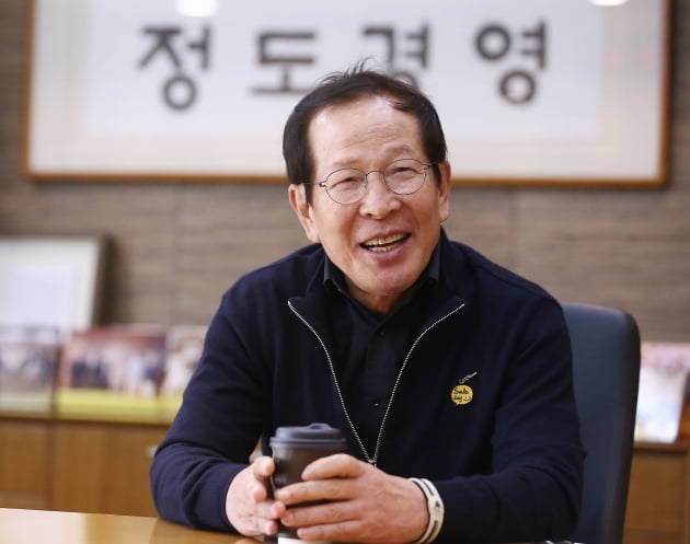 치킨 왕 교촌 권 원강 회장 10 평으로 시작 … 100 억원 기부