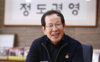 10평으로 시작한 '치킨왕' 교촌 권원강 회장…사재 100억 기부