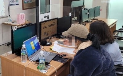 "홈쇼핑도 전화로만 주문했는데"…고령층의 '디지털 포비아'