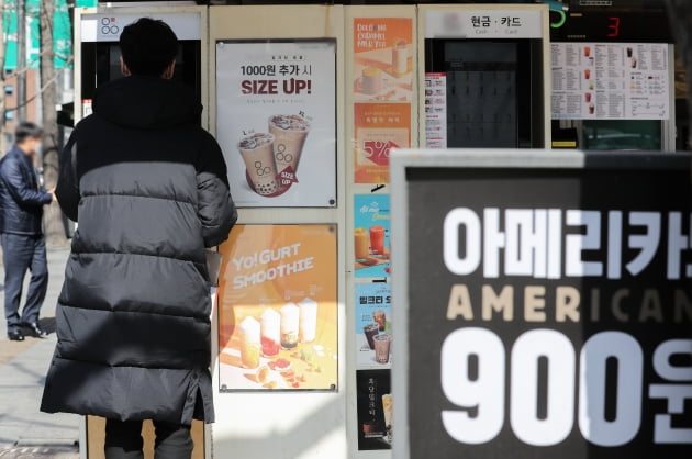 서울 시내의 한 커피전문점에 설치된 키오스크에서 시민들이 음료를 주문하고 있다.  뉴스1.